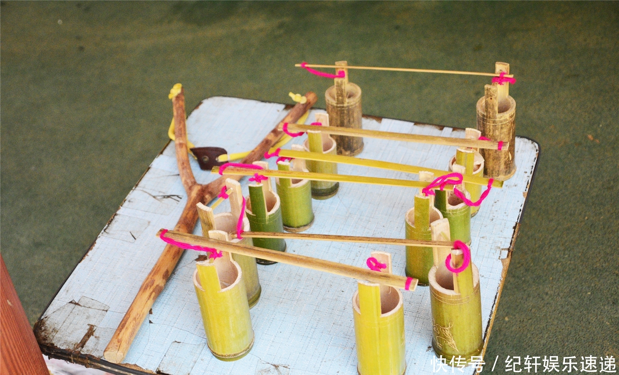 卖钱|7旬大妈做手工卖钱,中午啃个桃子当午饭,游客搞完价却少给5块钱