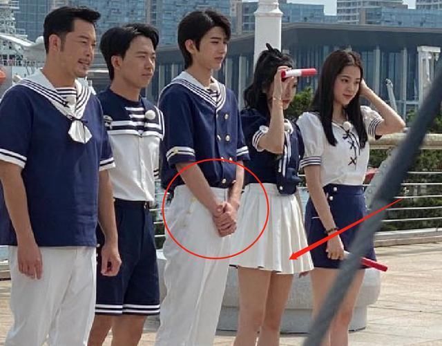 超短裙|吴宣仪超短裙参加《跑男》,注意旁边蔡徐坤的手,真实人品藏不住