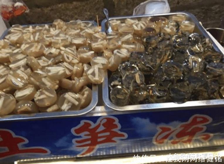 下嘴|大妈沿街卖“水馒头”,5元3个,从不涨价,顾客买完不敢下嘴!