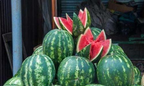 原因|小伙脑洞大开,卖西瓜去籽还雕花,路人只看不买,得知原因扎心了