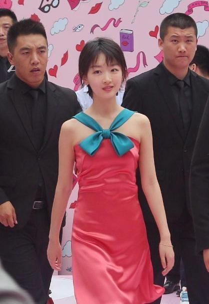  气质|周冬雨气质绝了, 连红配绿都能驾驭, 时尚感普通人比不了