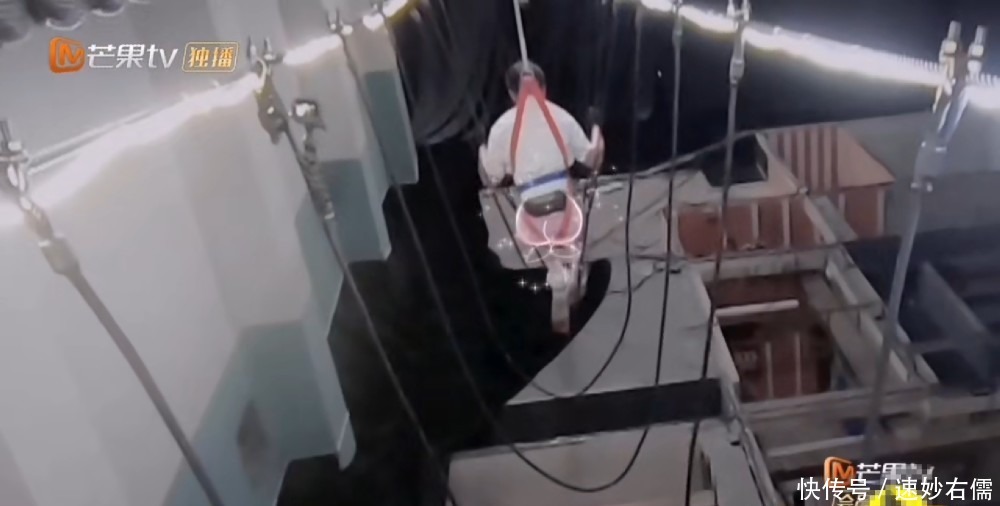  厉害|密室大逃脱邓伦最新帅照来袭！第一个走吊桥展现惊人臂力，好厉害