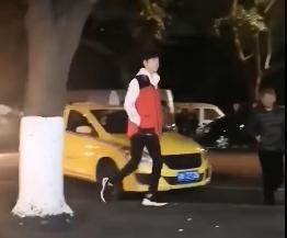  拍摄|肖战回重庆蹲路边吃早餐带火面馆，粉丝向老板求购肖战碗筷