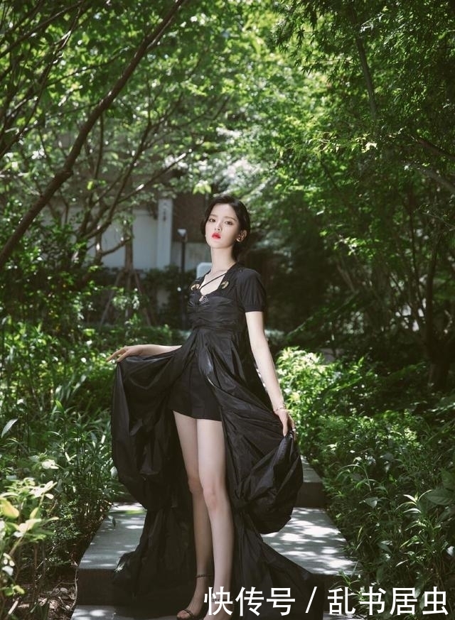 终于|杨超越终于放开了,穿黑降落伞裙变暗夜精灵,漫画腿太吸睛!