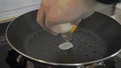  香嫩|煎荷包蛋时，有人用热油有人用凉油？大厨这样煎，难怪香嫩不粘锅