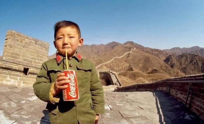 中国|长城上,40年前中国第一个喝可乐的小男孩,现在怎么样