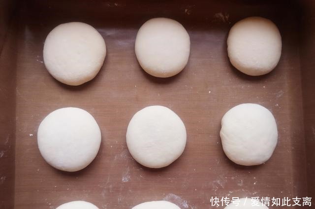 美味|面粉别再做包子了,试试这款小吃吧,咬一口,瞬间爆浆,美味极了