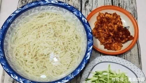 下锅|煮面条时,最忌水开下锅,大厨表哥透露“秘诀”,这样面条筋道不坨