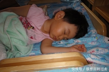 幼儿园|幼儿园老师让同学们画父亲，隔天老师看到女孩的画，偷偷报了警