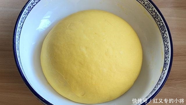 牛奶|花生馅儿的南瓜面包,松软香甜,步骤简单,配一杯牛奶可当早餐