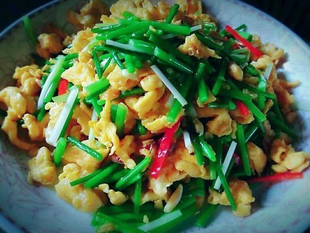 倒入|学会这样做酸辣炒韭菜,色泽诱人且香味扑鼻,让人垂涎不止