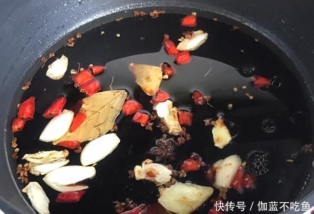此个|腌辣椒不要只放盐了,学会此个秘制腌法,香辣美味,比吃肉还香