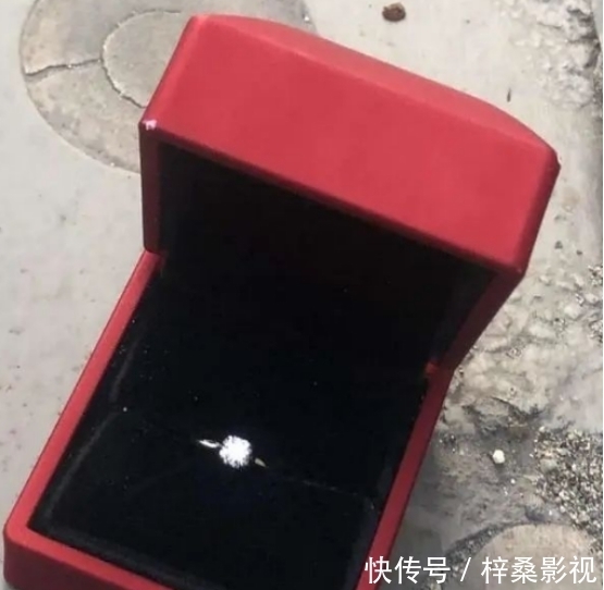  女友|情侣高速上吵架，女友一把扔出结婚戒指，辅警徒步帮忙寻找