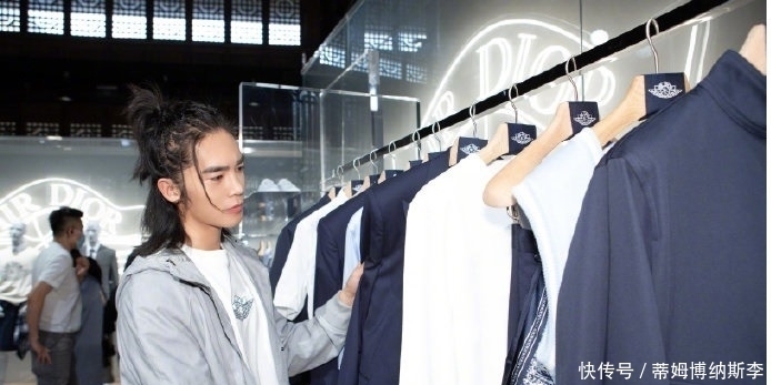  品牌|于适着灰色飞行员夹克潇洒帅气出席某品牌精品店开幕酒会