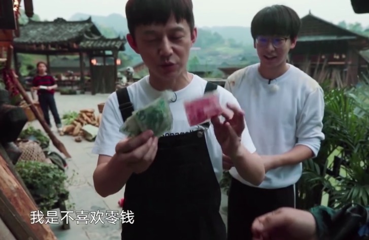  抢钱|《向往的生活》彭昱畅算账加钱，何炅直接抢钱，幸亏黄磊没出手