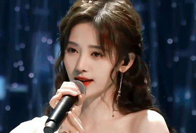 节目|硬糖少女上节目做评委,出场时节目组忘了开美颜,引起众网友热议