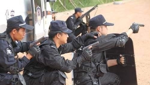  答案|别人闯入你家来带刀行凶, 打死人违法吗? 答案很简单