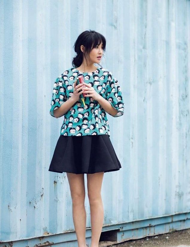 衣服|街拍:黑色衣服搭配长筒靴,穿出了气质,长相也成熟迷人