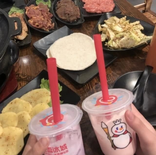 上榜|公认最“坑”的4种奶茶,摇摇奶昔上榜,最后一种是买了杯冰块吧