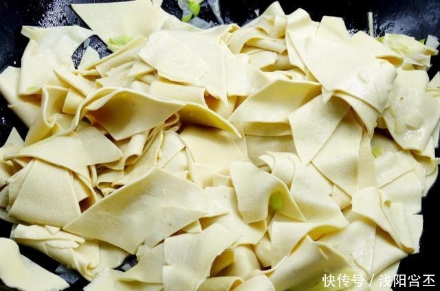 吃辣|怕吃辣还馋尖椒干豆腐,教你这样做,溜干豆腐软嫩香,夹起颤巍巍