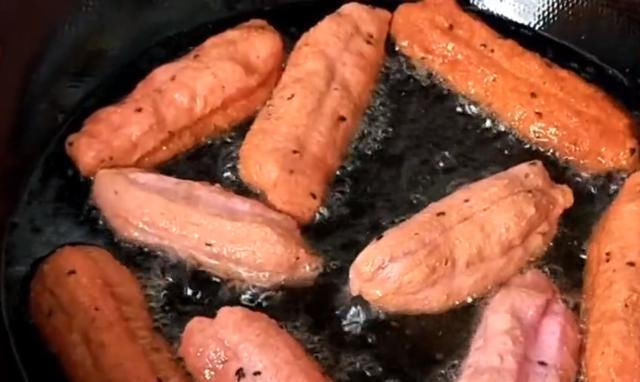  大锅|吃剩的火龙果皮别扔掉，加1碗面粉，不蒸不烙，5分钟做1大锅，香