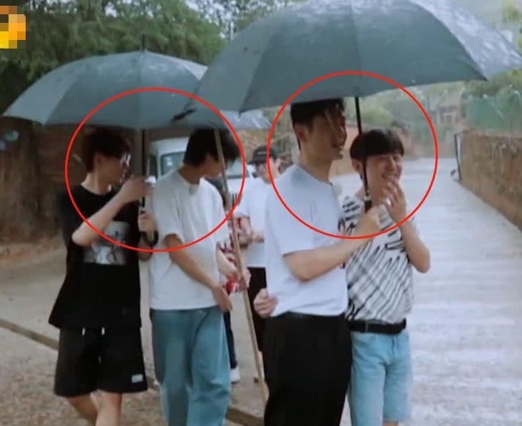 实则|黄晓明撑伞有技巧!看似不给何炅撑伞,实则暖心的让人想落泪