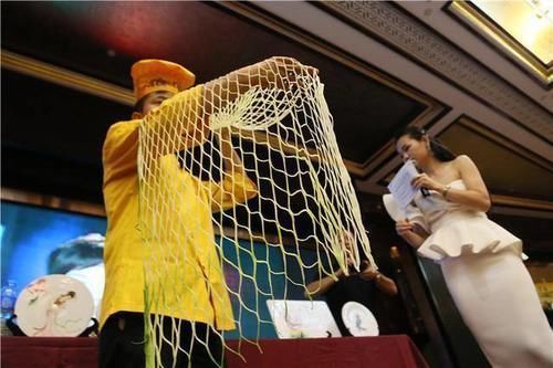 牛肉|米其林厨师炫耀刀工,面包切88片,中国拉面师傅默默地拿起了牛肉