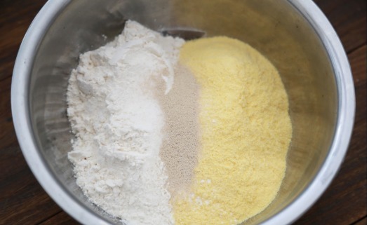 分钟|面粉中加1碗玉米面,不蒸不烤不用油,10分钟出锅,越嚼越香