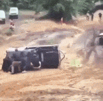 搞笑|搞笑GIF：我想知道这个是怎么开上去的？