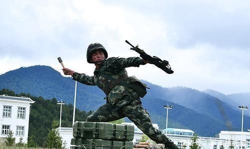 军队|军队中，手榴弹要扔多少米才算及格？此最远纪录至今未被打破