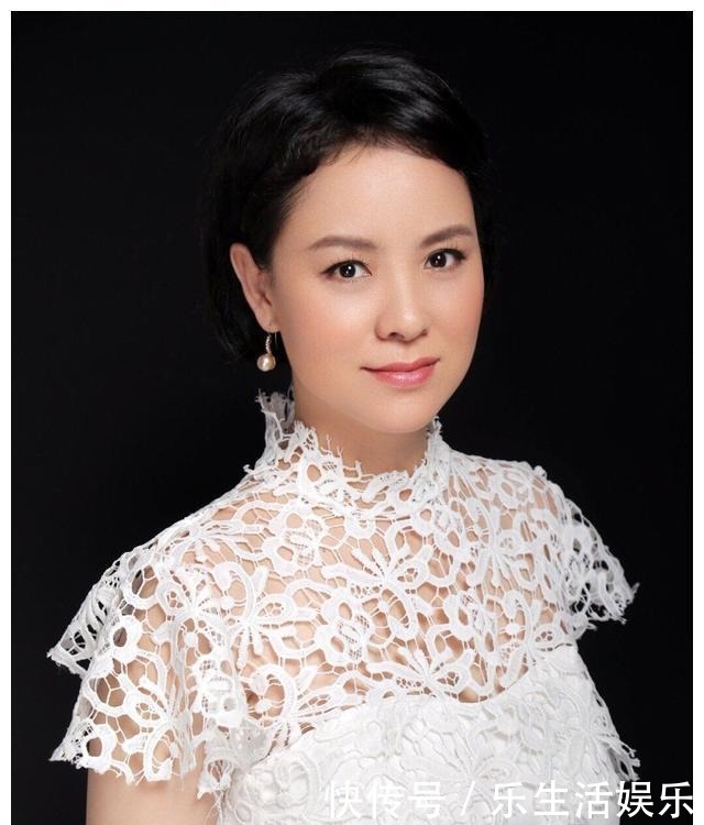 如今|曾主持过最火综艺节目,还上过春晚,如今“夫妻俩同框似两代人”