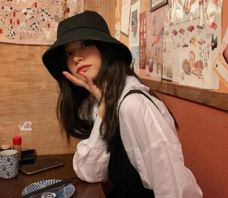 照片|段小薇《青你》淘汰后去吃火锅,路人随手拍下照片,与节目判若两人