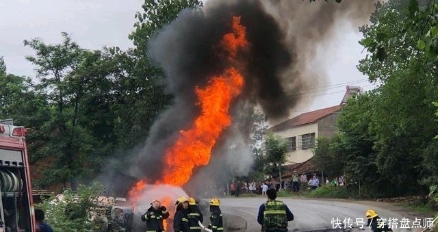  大货车车厢|一大货车行驶中发生自燃，车厢货物受损严重，场面揪心