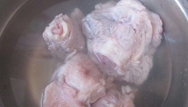 清新|教大家做棒骨炖萝卜,营养丰富,清新爽口,汤汁鲜美