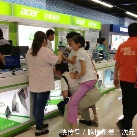 尴尬|妹子,太不顾及形象了,喝这么多酒,几个男生抬着回家,尴尬啊