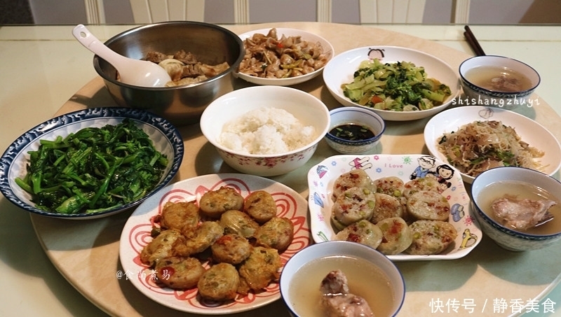 上桌|周末做了这顿午餐,三种口味猪大肠端上桌,米饭煲好后一粒未动