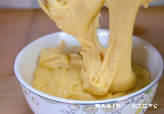  开水|玉米面百吃不厌做法，加1个苹果，开水一烫一搅，出锅不够全家吃