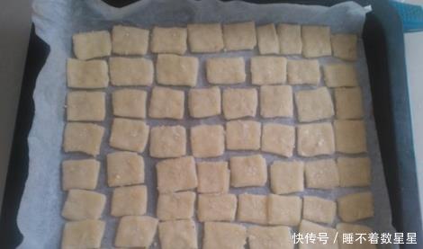 苏打饼干|想吃苏打饼干不用买,1碗面粉自己在家做,不加黄油,更营养健康!