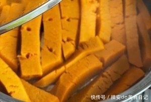  做法|南瓜饼别再用油煎了，换一个新做法，外酥里嫩，大人孩子都爱吃！