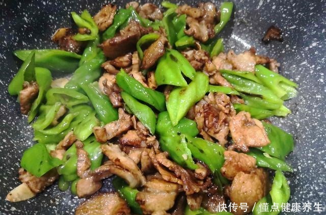  指导|黄磊远程指导何炅做辣椒炒肉，跟我平时做的方法不一样，看着都香