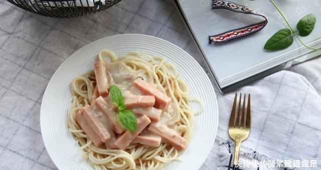 肉酱|简单,易于操作的午餐肉酱培根面食,一个人就是那么随意