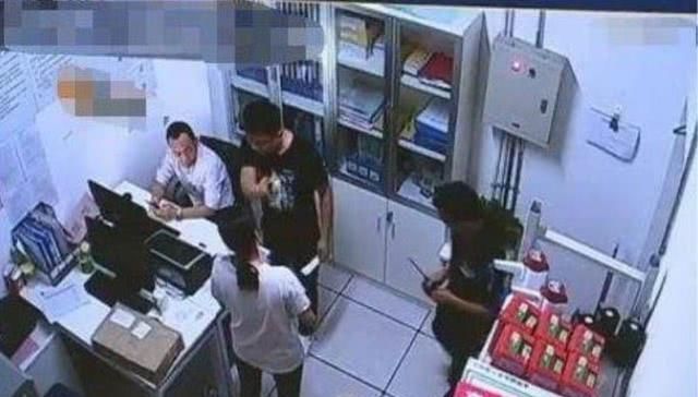超市|2岁娃随手拿口香糖忘付钱，超市称“偷一罚十”，宝妈的回怼亮了