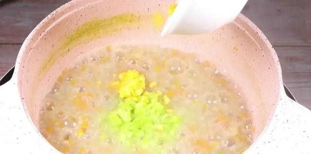 补铁|7个月宝宝爱吃的蛋黄黑小米粥,补铁又补钙!宝宝爱吃,辅食首选