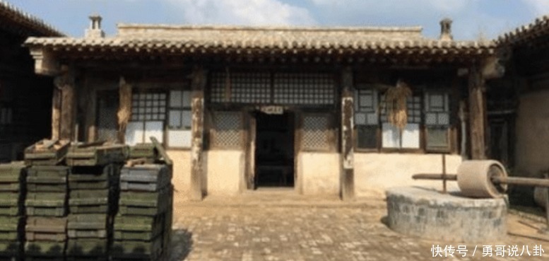 李云龙|《亮剑》因经费不足闹出不少笑话,骑兵团就俩马,李云龙当群演!