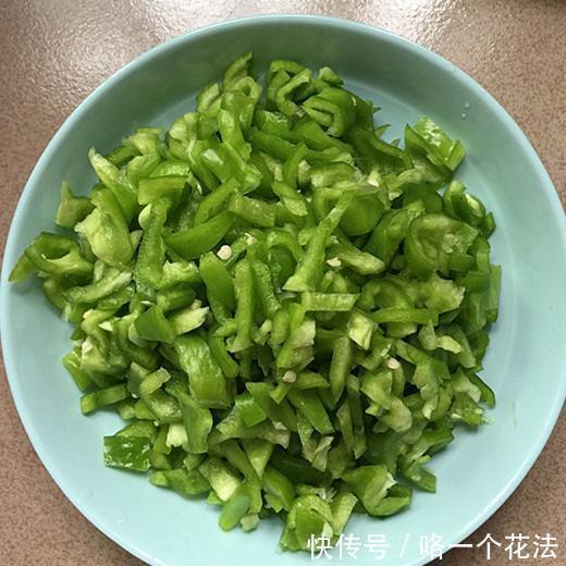  翻倍|炒鸡蛋时，最忌直接下锅，加上这一步，鸡蛋鲜嫩可口，美味翻倍！