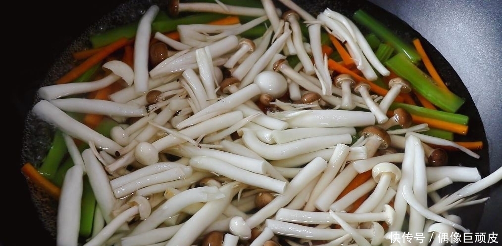 胡萝卜|鹌鹑蛋搭配两种菇一起炒,看着清爽,吃着不腻,口感很棒