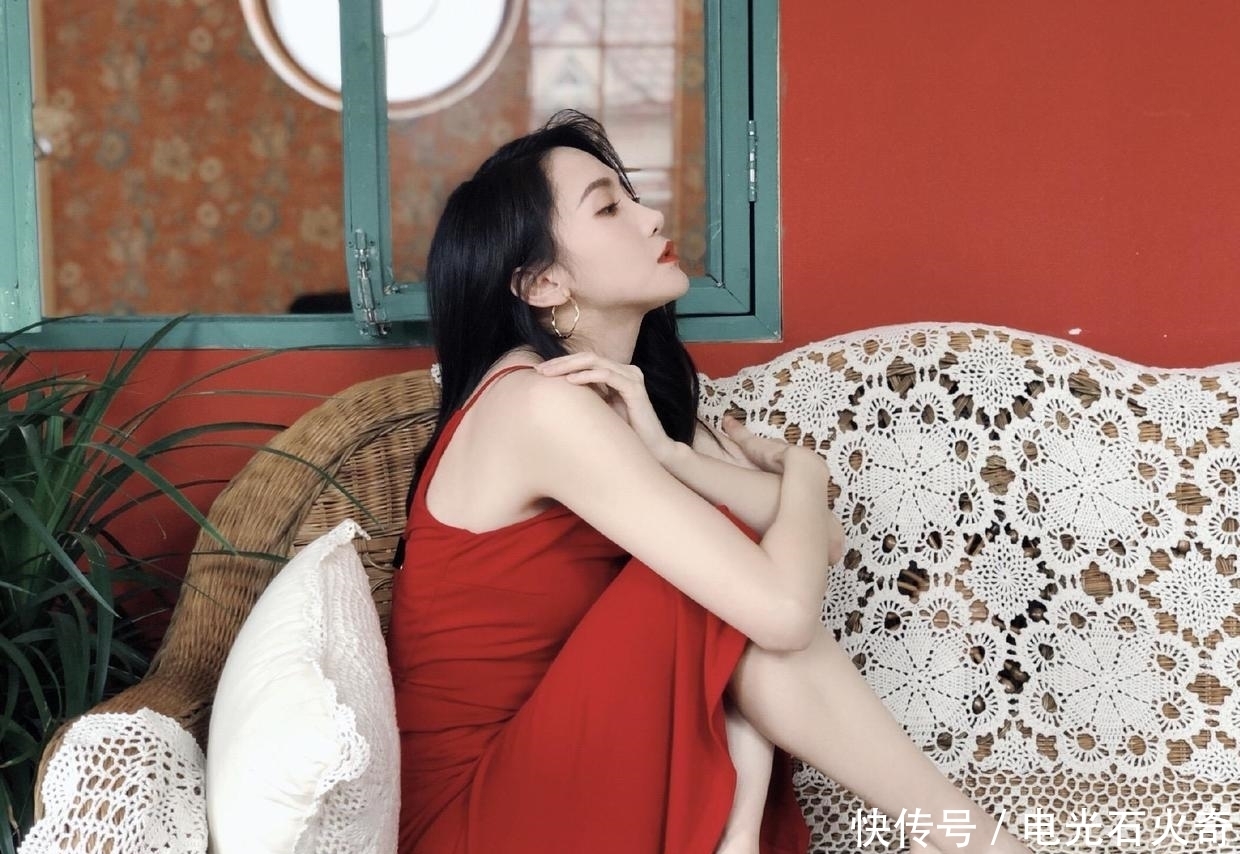 显得|陆婷穿红色“吊带裙”太养眼,显得身材凹凸有致,女人味十足!