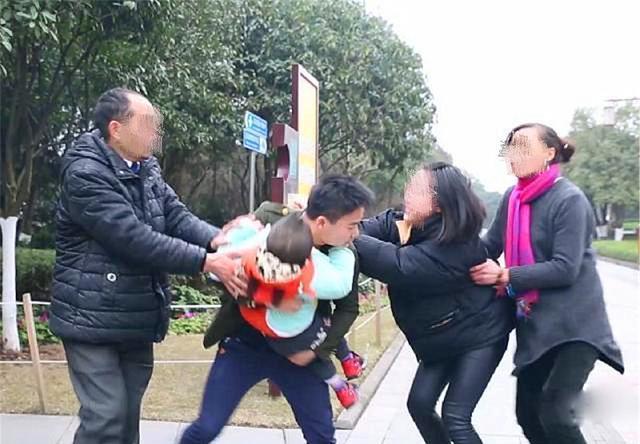 妈妈|人贩当众抢娃，还反咬宝妈才是人贩子，妈妈机智反转让众人叫好