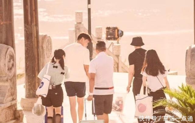  艺人的生图|32岁赵丽颖录《中餐厅》，被路人围观后拍照，这生图我没看错吧