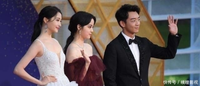  郑恺|众星合照郑恺站错位，发现自己“咖位”不够，满脸通红往后退